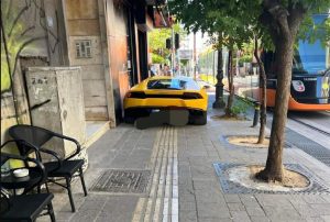 Η Lamborghini που προκάλεσε αντιδράσεις σε πεζοδρόμιο του Πειραιά