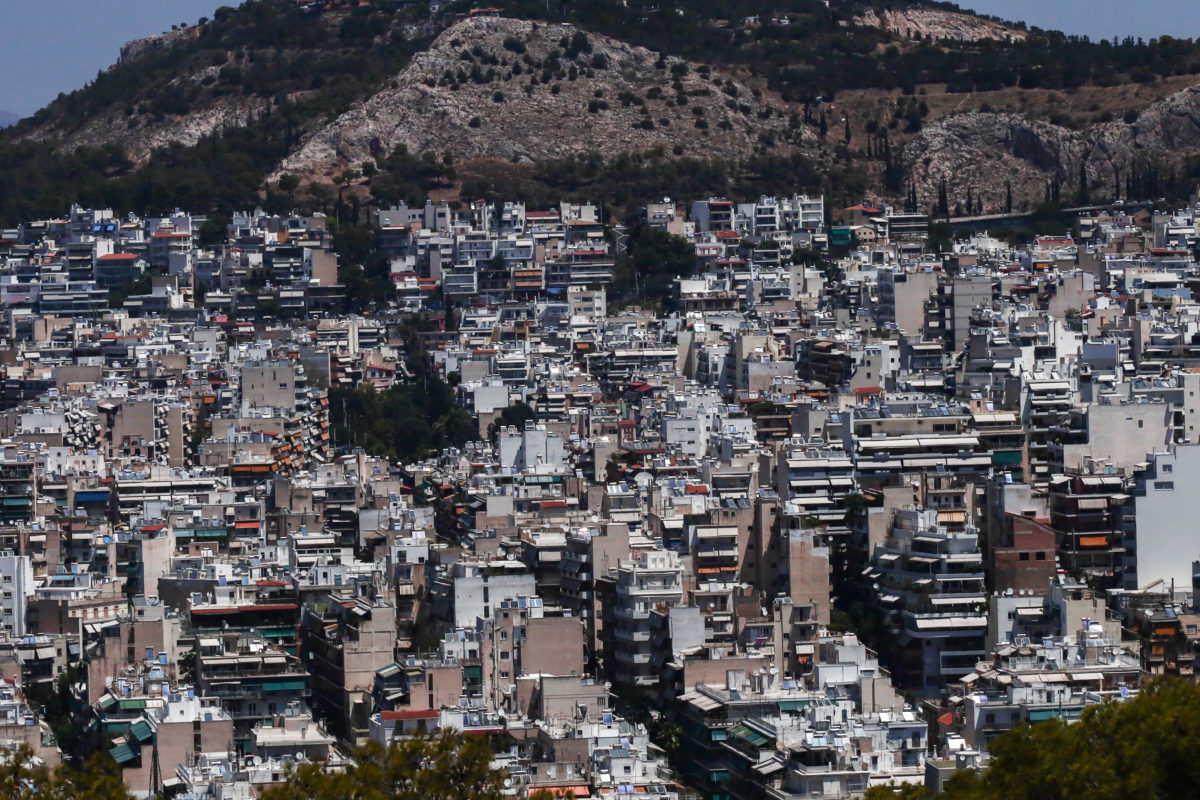 Εξετάζονται μέτρα για την αναστολή αύξησης αντικειμενικών τιμών στα ακίνητα και την αντιμετώπιση της στεγαστικής κρίσης