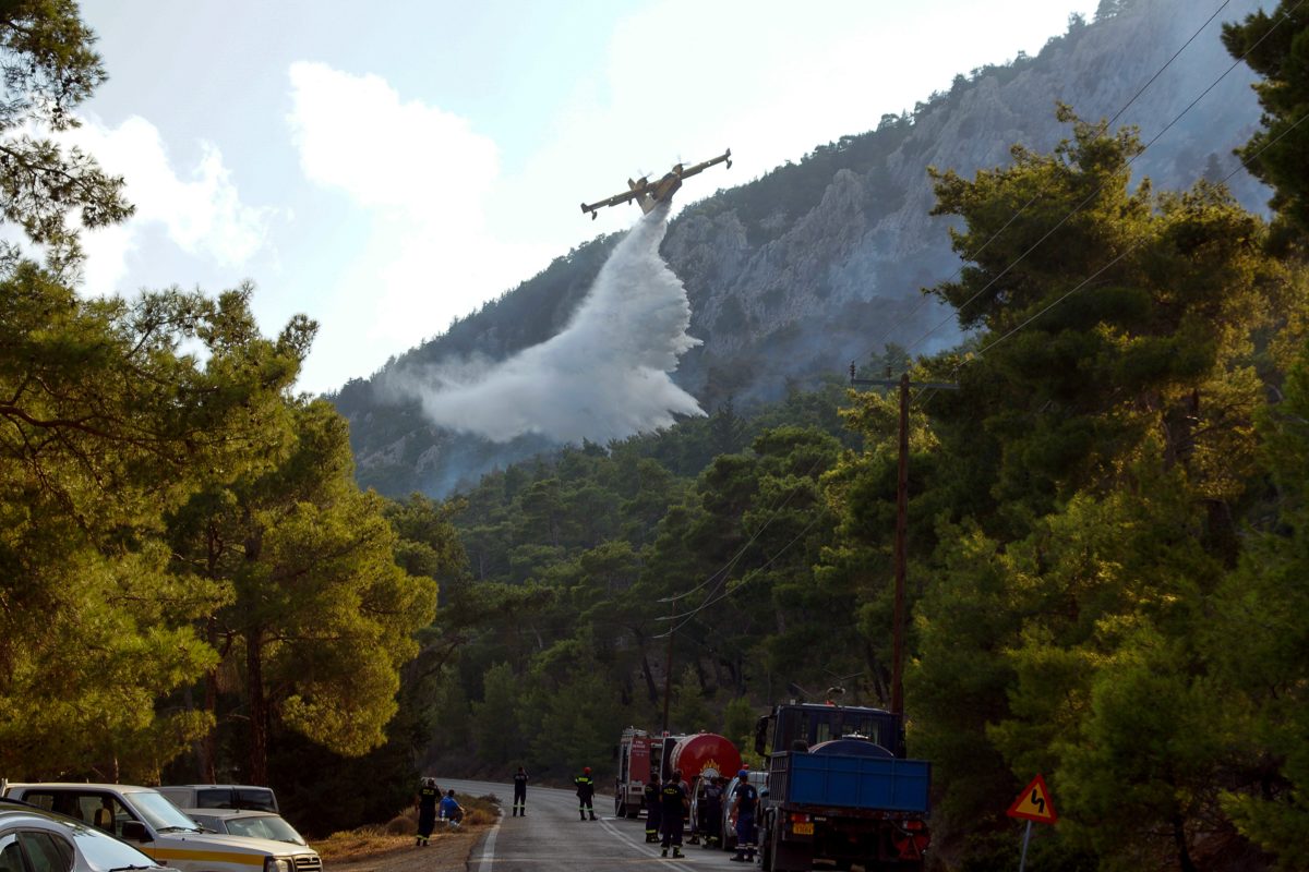 Φωτιά σε δασική περιοχή του Ξυλοκάστρου Κορινθίας χωρίς κίνδυνο για κατοίκηση