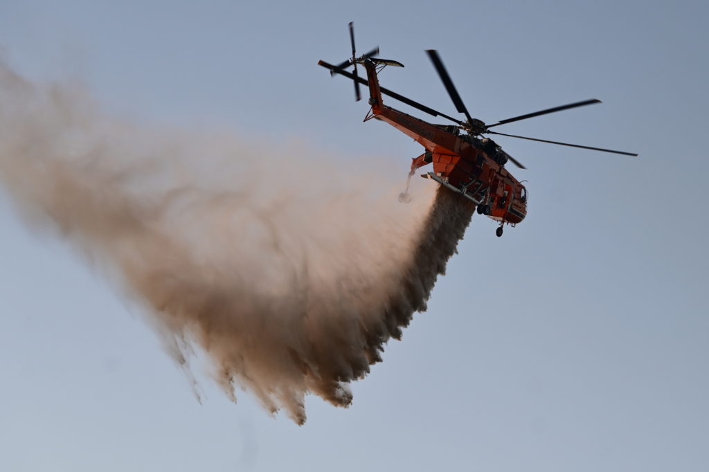 Φωτιά στην δασική έκταση του Ξηροκαμπίου Αρκαδίας και οι προσπάθειες κατάσβεσής της