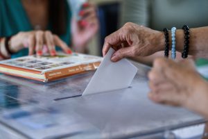 Εξελίξεις για τον εκλογικό νόμο εν μέσω πολιτικής φθοράς της κυβέρνησης