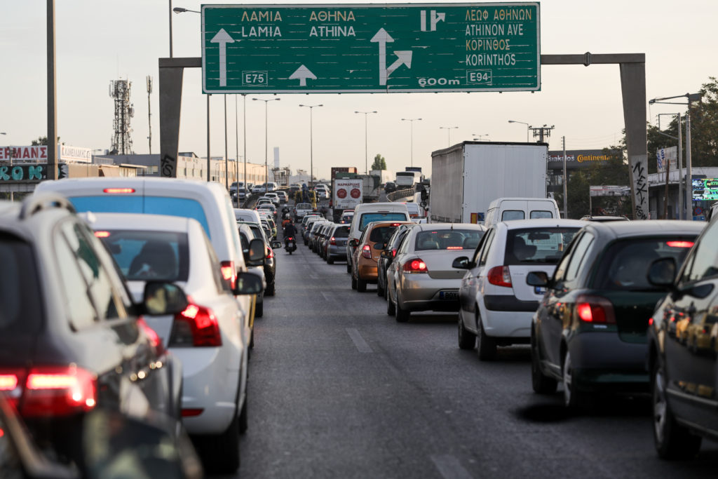 Υψηλή κίνηση στους δρόμους του λεκανοπεδίου το πρωί της Δευτέρα