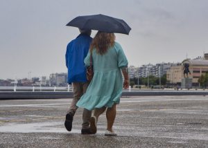 Δραματικές καιρικές συνθήκες με βροχές και καταιγίδες σε πολλές περιοχές της χώρας