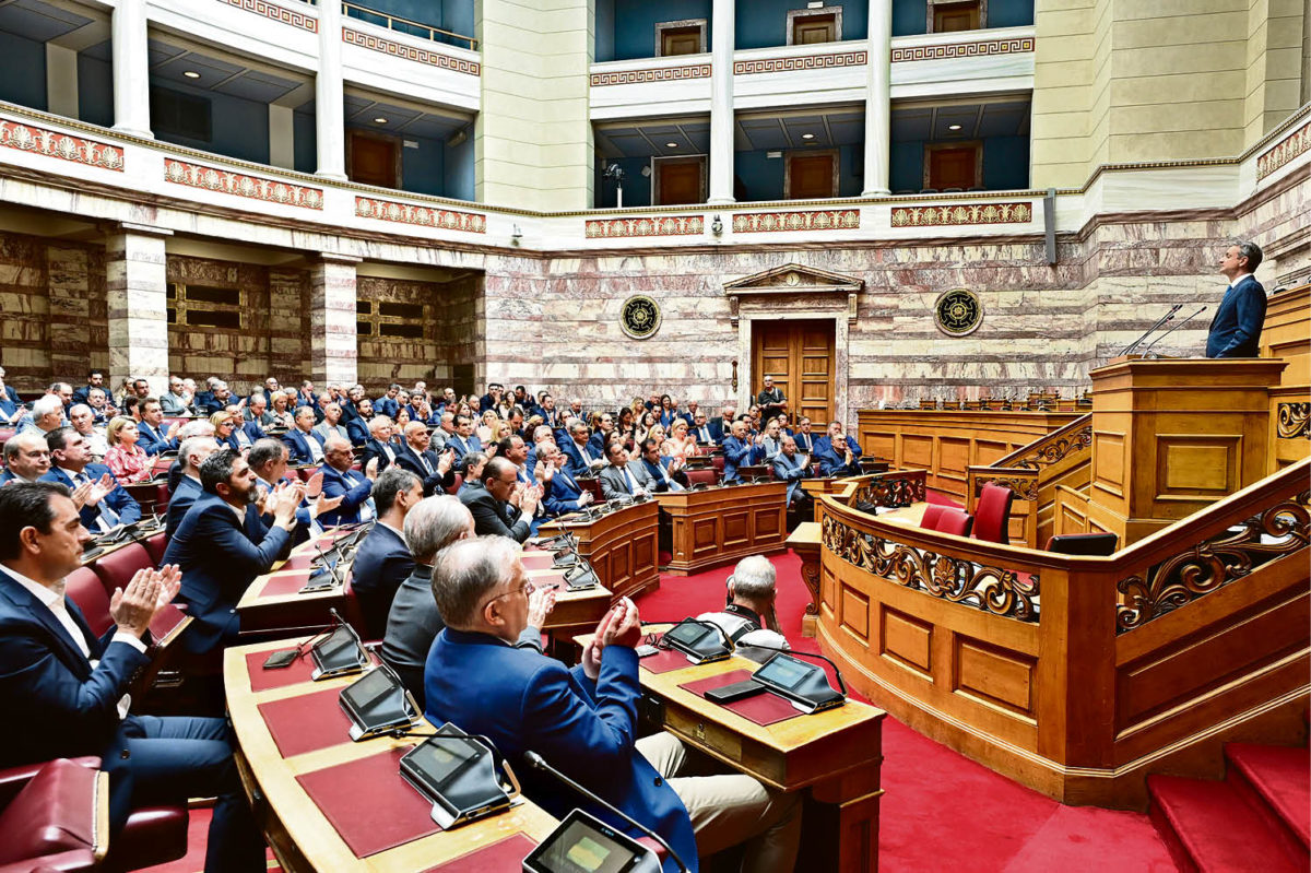 Κυβέρνηση και Κοινοβουλευτική Ομάδα Στενώνουν τους Δεσμούς τους Μέσω Πολιτικών Υπαναχωρήσεων και Επαφών