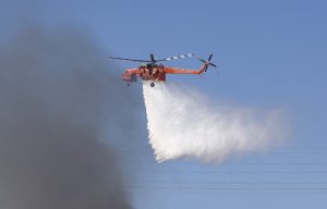 Φωτιά σε χαμηλή βλάστηση στο Μενίδι με κινητοποίηση μεγάλων δυνάμεων της Πυροσβεστικής