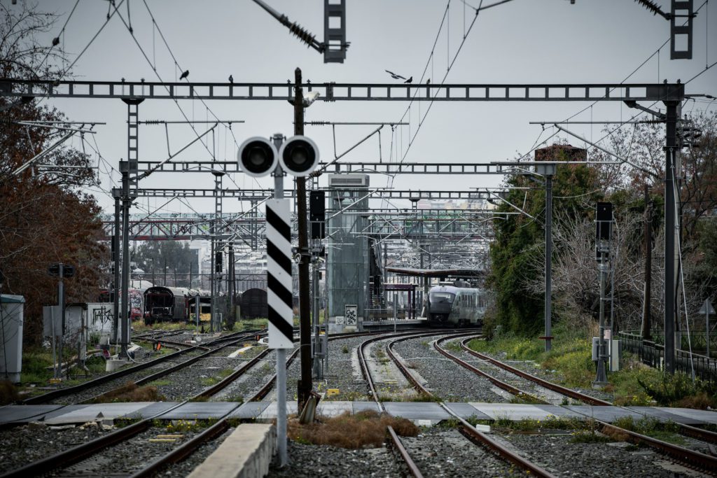 Δεκαεννέα μήνες μετά την τραγωδία στα Τέμπη η ασφάλεια στα ελληνικά τρένα παραμένει αναπάντητη προτεραιότητα